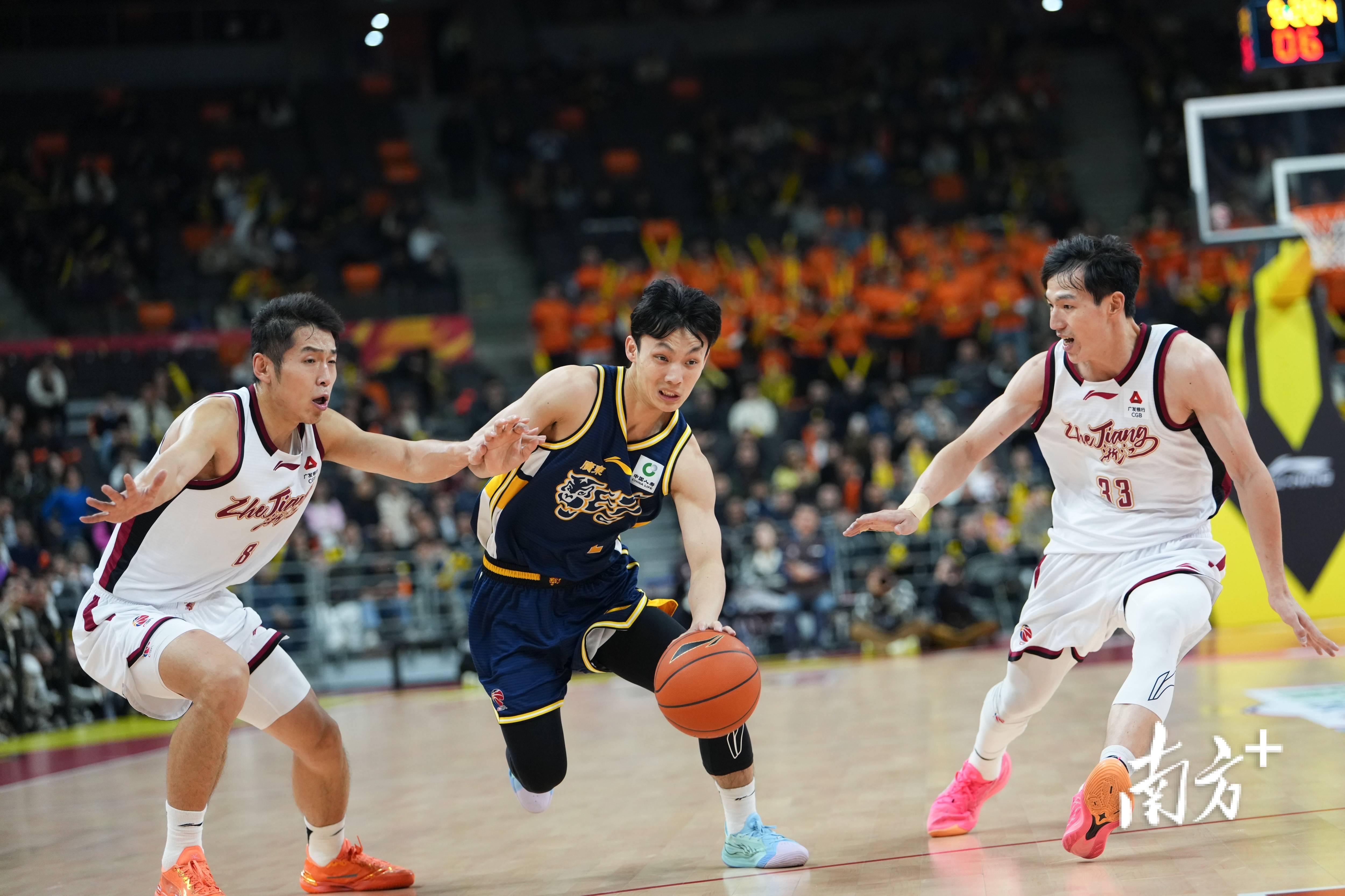 九游官方平台关于广东宏远赛前防线松动梅西连续七场比赛得分超过突破纪录，现场解说直呼：里昂围绕CBA常规赛回应争议的信息